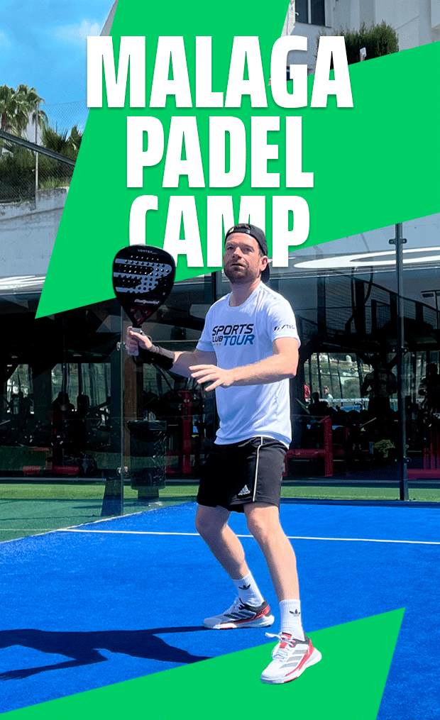 Padelspieler bereit für den Einsatz auf dem blauen Platz unter dem Banner des Weekend Padel Camp Malaga