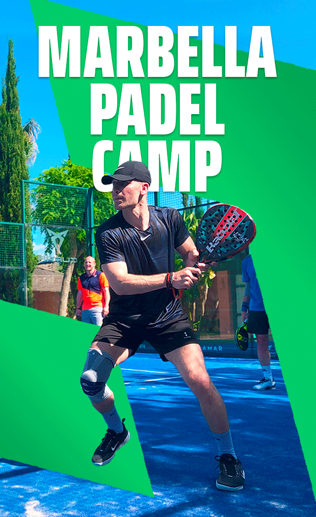 Spieler in Aktion auf dem blauen Padelplatz, Werbebanner des Marbella Padel Camp
