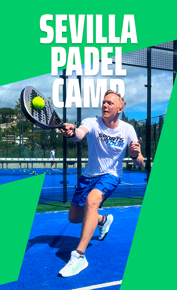 Padelspieler in Aktion auf einem blauen Outdoor-Platz, Werbebanner des Sevilla Padel Camp