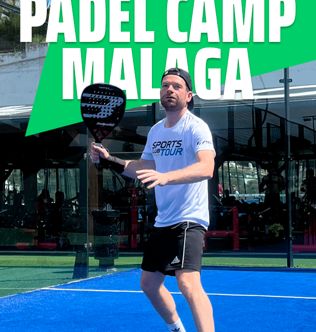 Un joueur de padel prêt à en découdre sur le court bleu sous la bannière du Weekend Padel Camp Malaga