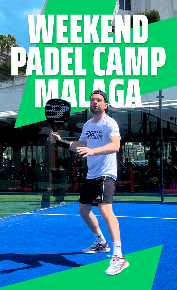 Jugador de pádel listo para la acción en pista azul bajo la bandera del Weekend Padel Camp Málaga
