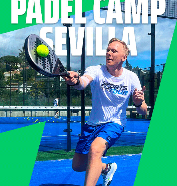 Joueur de padel en action sur un court extérieur bleu, bannière promotionnelle du Stage de Padel Sevilla