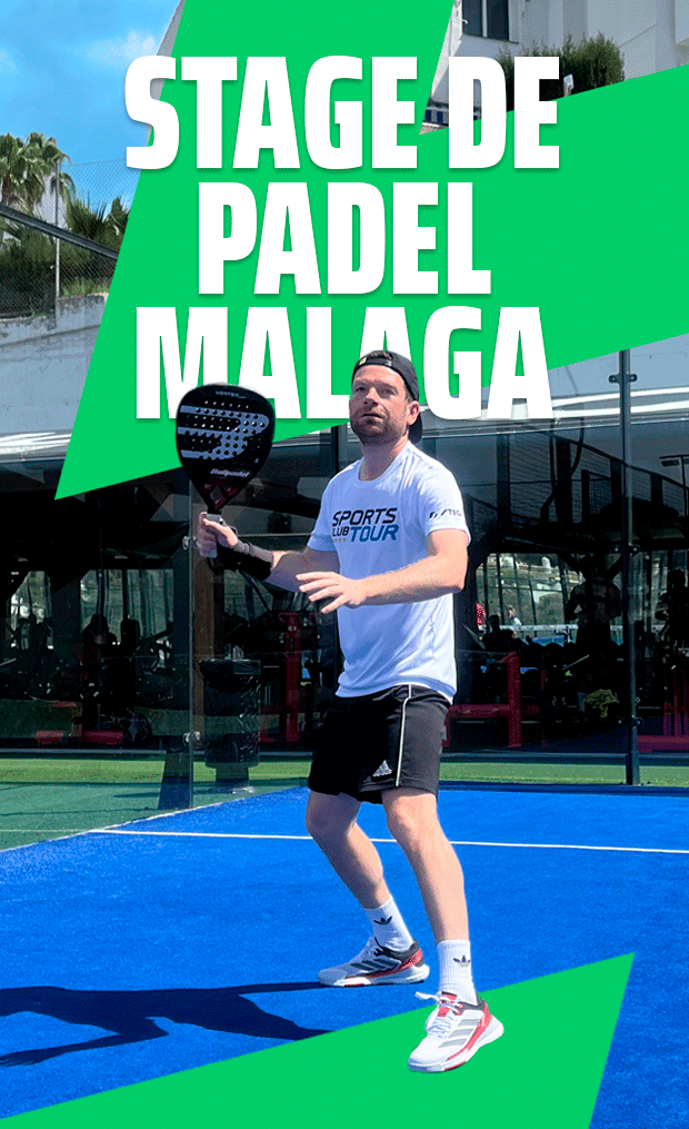 Un joueur de padel prêt à en découdre sur le court bleu sous la bannière du Weekend Padel Camp Malaga