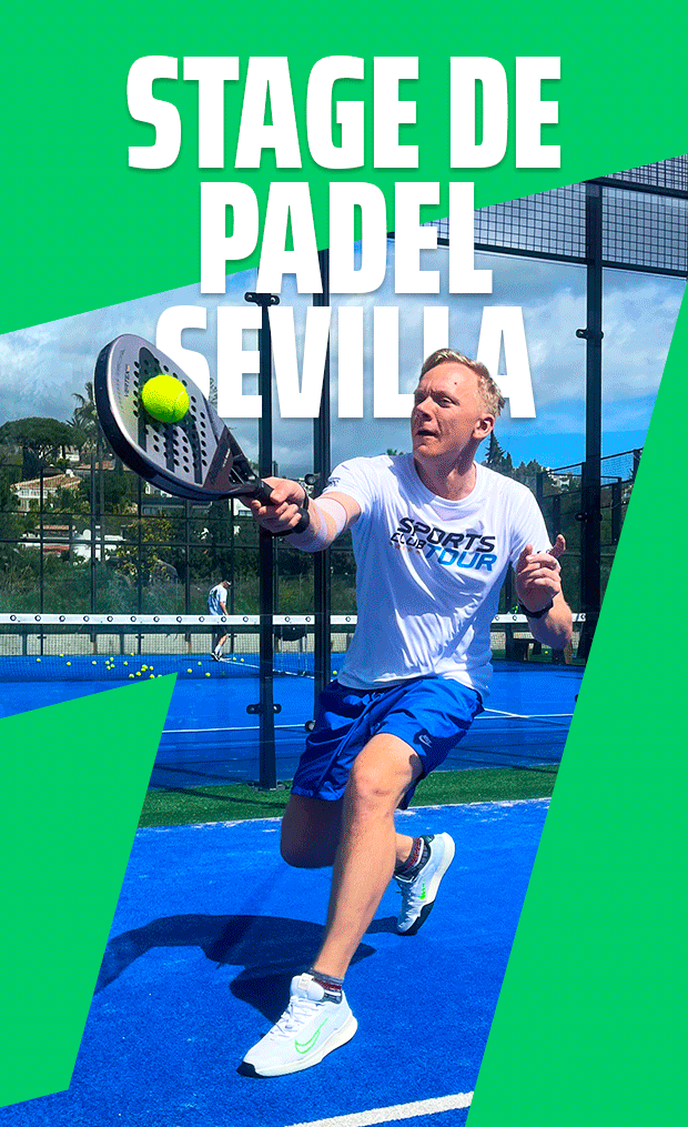 Joueur de padel en action sur un court extérieur bleu, bannière promotionnelle du Stage de Padel Sevilla