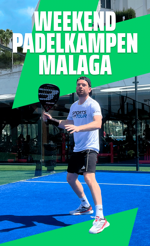 Padelspeler klaar voor actie op blauwe baan onder de vlag van Weekend Padel Camp Malaga
