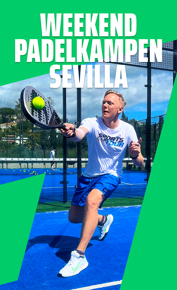 Padelspeler in actie op blauwe buitenbaan, promotiebanner Weekend Padelkampen Sevilla
