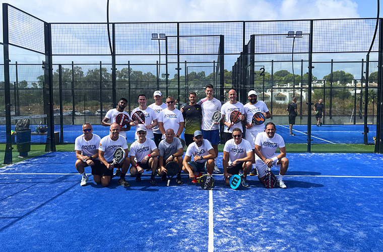 En gruppe på 14 padelspillere tager et billede på Weekend Padel Camp marbella, en padeloplevelse lavet af SportsClubTour i Spanien