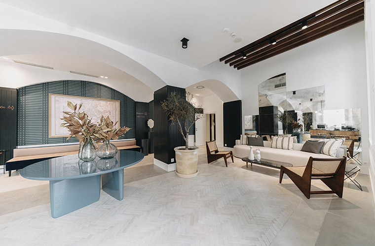 Elegante vestíbulo de hotel con una decoración moderna y estilosa, y zona de estar para los huéspedes del Padel Camp Málaga de fin de semana.