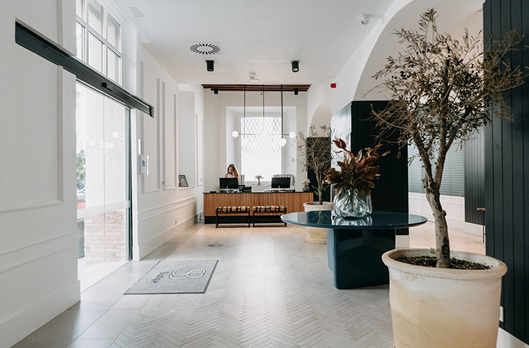 Recepción de hotel luminosa y moderna con personal acogedor para los participantes del Weekend Padel Camp Málaga