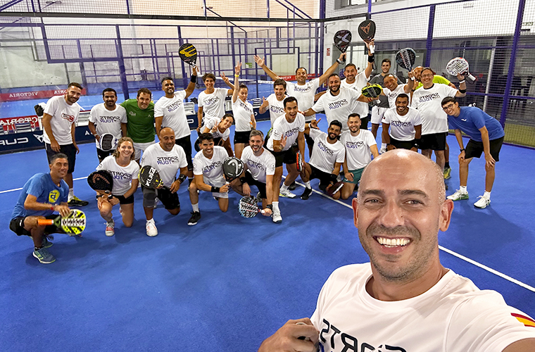 Campistas de pádel celebrando en Málaga, foto de grupo. Tour del Club Deportivo en pista azul de pádel.