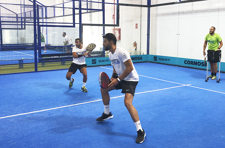 Sesión de entrenamiento de pádel en Málaga, entrenamiento del Sports Club Tour en el campamento de pádel de fin de semana.
