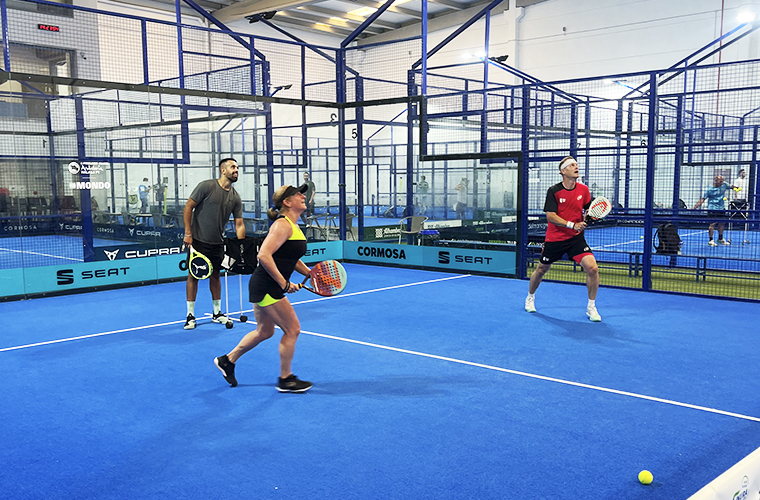 Participantes del Weekend Padel Camp Málaga entrenan en pista azul, con instrucción profesional del Sports Club Tour.