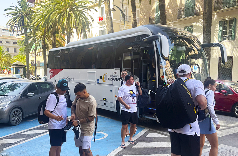 Grupo de aficionados al pádel llega al Weekend Padel Camp Málaga, listos para una aventura deportiva con Sports Club Tour.