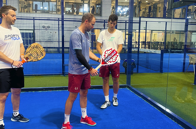 Entrenamiento personalizado en el campamento de pádel de fin de semana en Málaga: un entrenador enseña técnica de pádel a los participantes. Sesión de entrenamiento personalizada durante la gira del club deportivo.