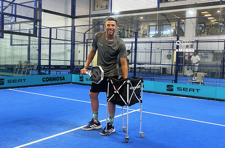 El entrenador de pádel Fran Tobarias en la pista azul del Weekend Padel Camp Málaga con la canasta de entrenamiento