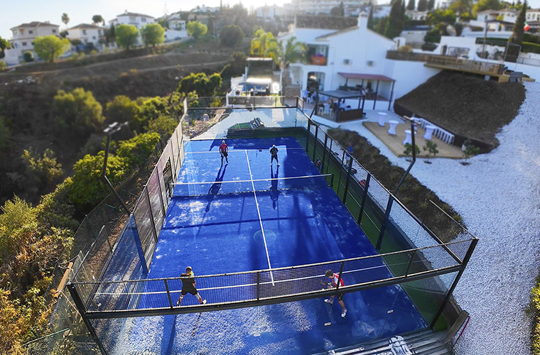 Privat padelbana i en lyxvilla i Malaga, omgiven av natur och ett bostadsområde, med en sittgrupp och fantastisk utsikt