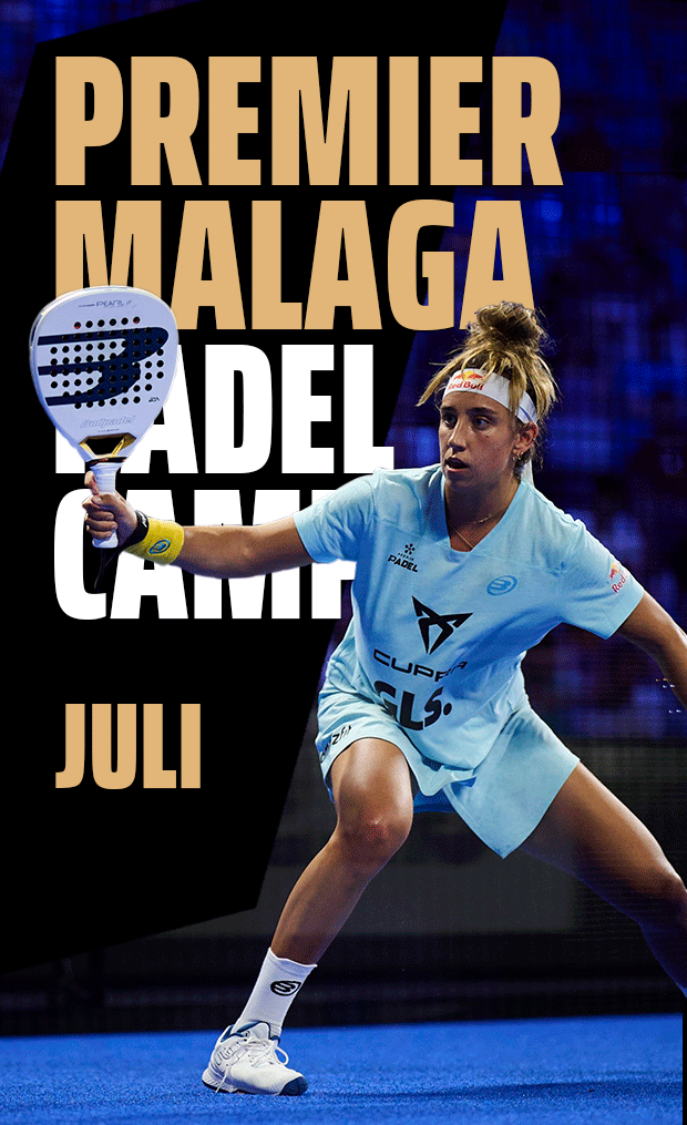 Bea González schlägt im Juli bei einer Werbeveranstaltung des Premier Malaga Padel Camp eine Vorhand auf dem blauen Platz.