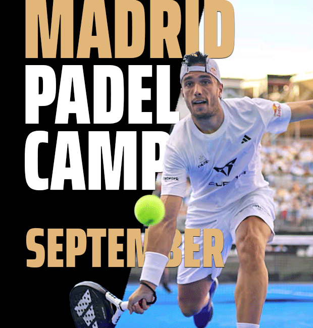 La joueuse de padel Ale Galan tente un coup bas sur le court bleu lors du Premier Madrid Padel Camp, en septembre.