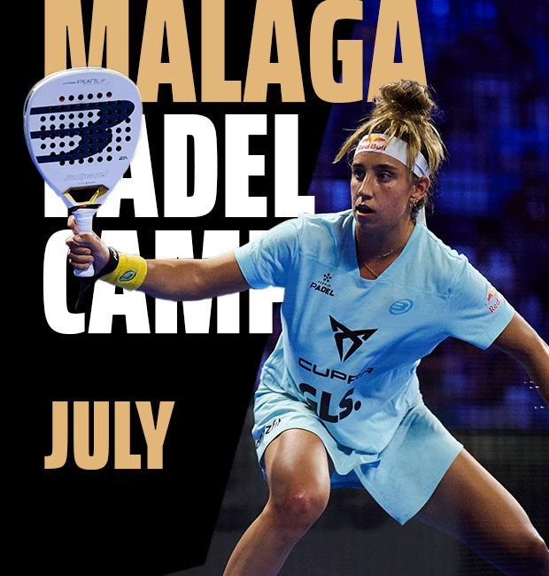 Bea González frappe un coup droit sur le court bleu lors de l'événement promotionnel du Stage de Padel Premier Malaga en juillet