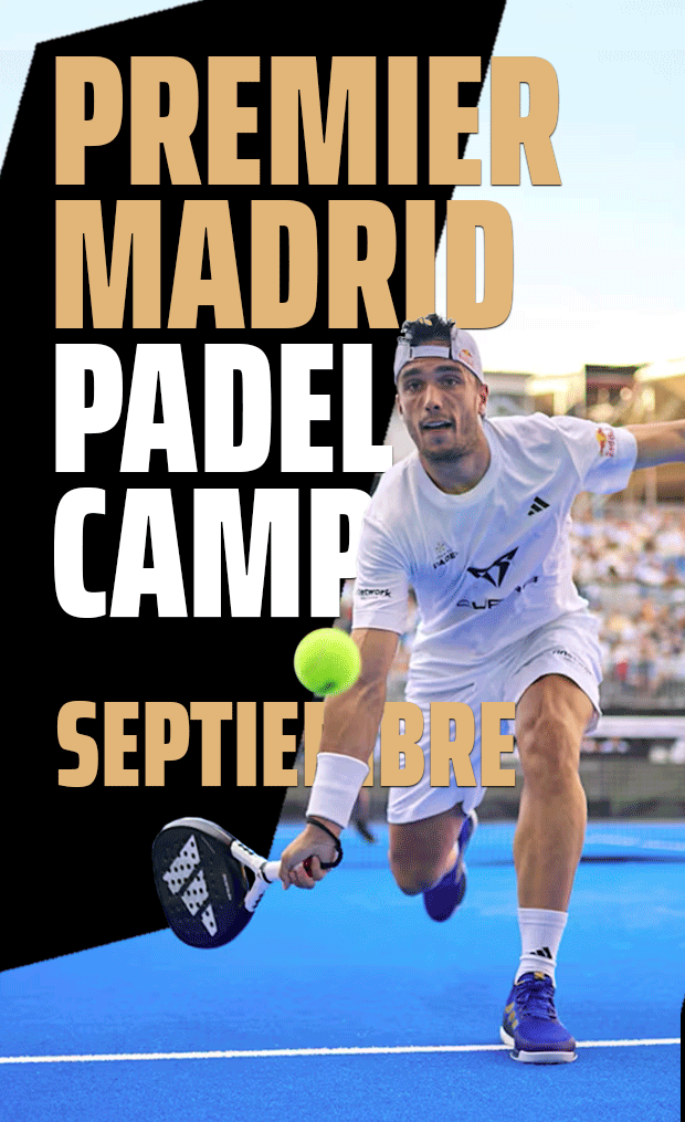 La jugadora de pádel Ale Galán intenta alcanzar un golpe bajo en la pista azul del Premier Madrid Padel Camp, evento de septiembre.