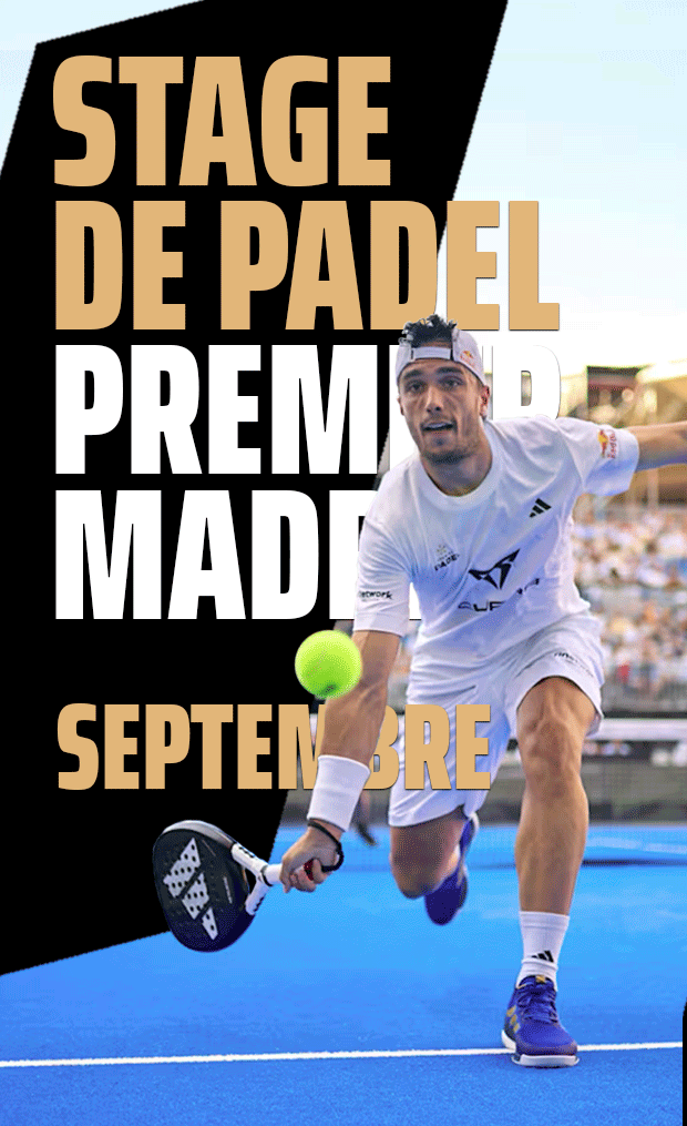 La joueuse de padel Ale Galan tente un coup bas sur le court bleu lors du Premier Madrid Padel Camp, en septembre.