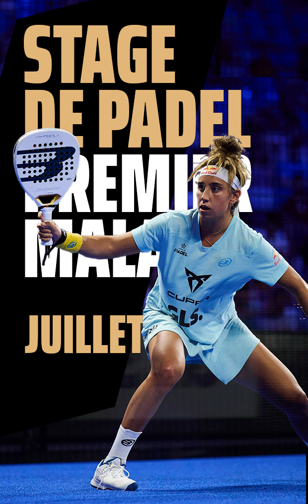 Bea González frappe un coup droit sur le court bleu lors de l'événement promotionnel du Stage de Padel Premier Malaga en juillet