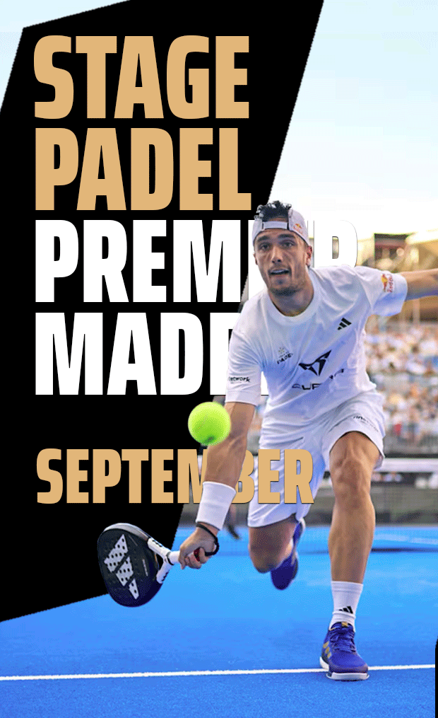 Padelspeler Ale Galan probeert een lage slag te maken op de blauwe baan tijdens Premier Madrid Padel Camp, een evenement in september