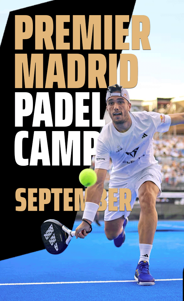 Padelspelaren Ale Galan sträcker sig efter ett lågt slag på blå plan på Premier Madrid Padel Camp, septemberevenemang